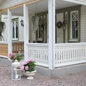 wei%C3%9Fes holzhaus mit veranda gartendeko landhausstil 1 300x300