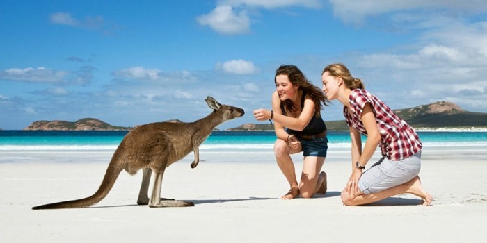 wellness-reise-nach-australlien-mit-freundinnen-kangaroo-fuettern-tolle-urlaubsidee