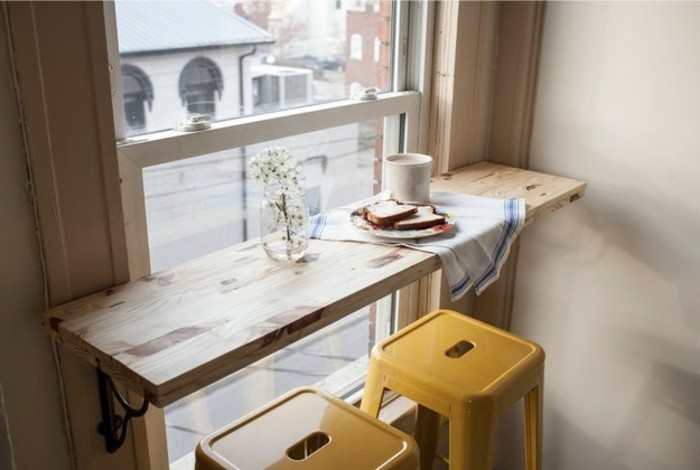 wohnideen-küche-tischplatte-holz-metallstühle-gelb-frühstück-blumendeko-straßenaussicht
