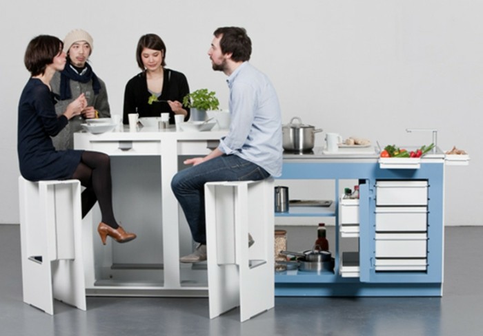 wohnideen-küche-weißer-tisch-ausziehbaren-stühlen-blaue-tischplatte-induktionsplatte