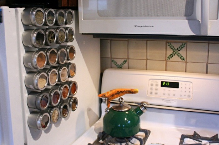 wohnideen-selber-machen-gewürze-magnit-kühlschrank-lagern-herd-rückwand-küche-mikrowelle