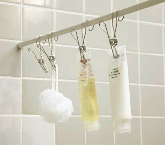 wohnideen-selber-machen-metallklammer-kosmetikprodukte-vorhang-badezimmer-plastikctange
