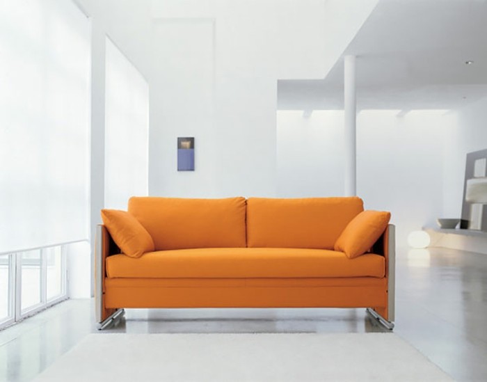 wohnideen-wohnzimmer-ausziehbare-couch-bett-orange