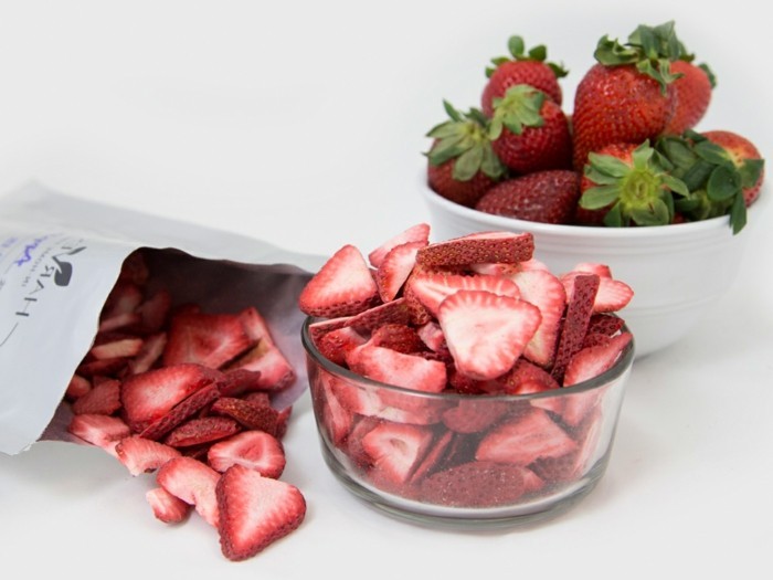 zwei-schuesseln-eine-mit-gefriergetrockneten-erdbeeren-und-eine-mit-frischen-erdbeeren