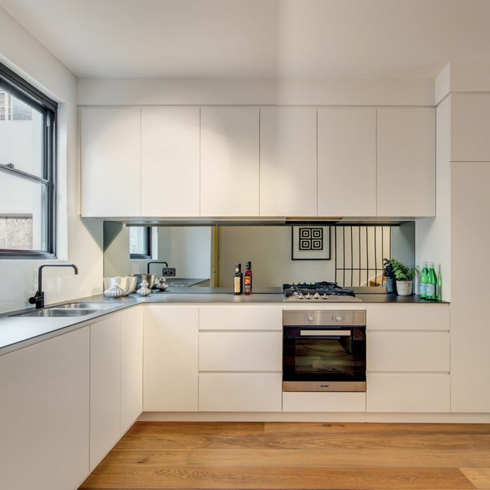 stilvolle weiße küche mit küchenrückwand - spiegel