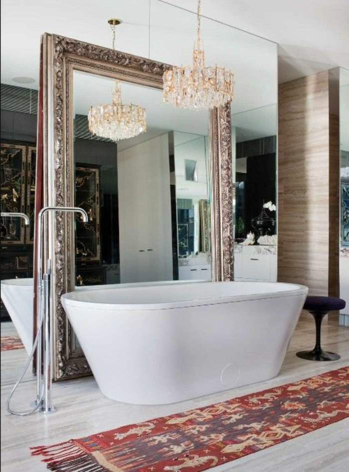 traumbad mit freistehende, ovale badewanne und großem eckigen spiegel