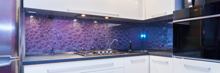 eine moderne lila küchenrückwand mit wassertropfen