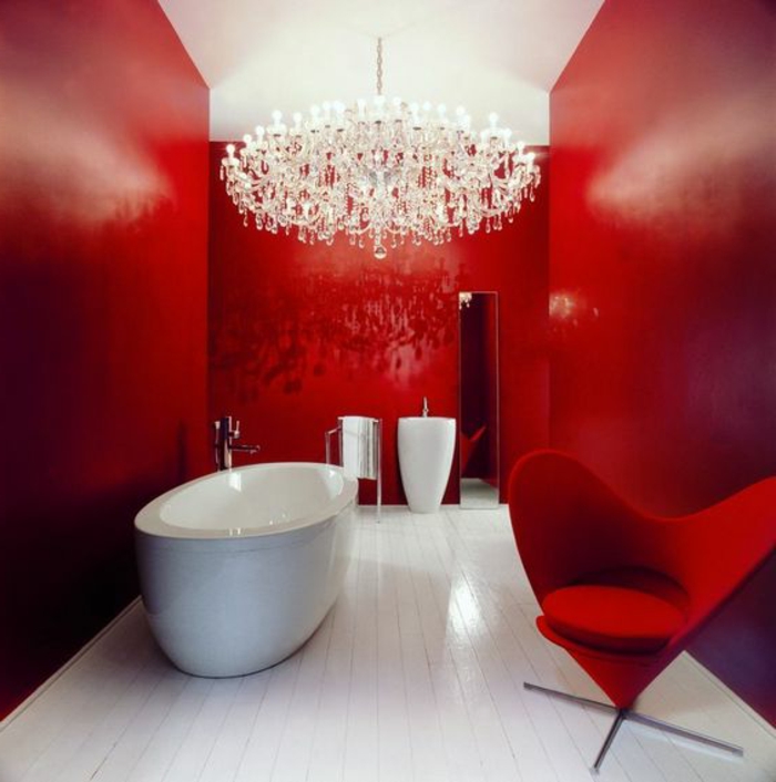 badezimmer gestalten in rot mit großem kronleuchter und ovale badewanne