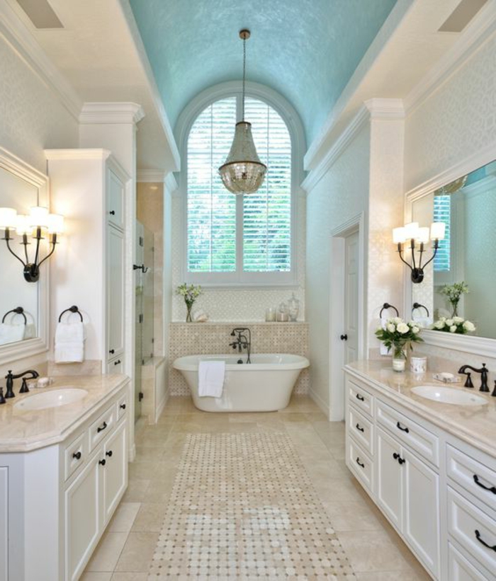 stilvolles badezimmer in weiß und hellbraun