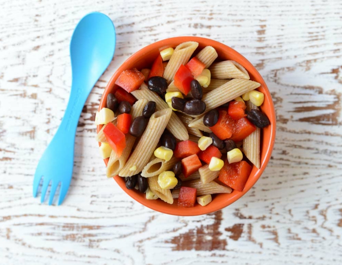 Nudelsalat für Kinder: Penne-Salat mit verschiedenen Arten von Gemüsen