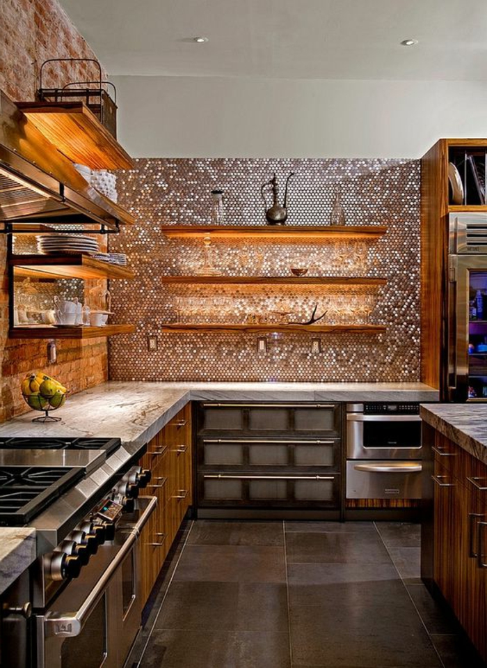 küche in natprfarben mit küchenrückwand mit silbernen mosaikfliesen