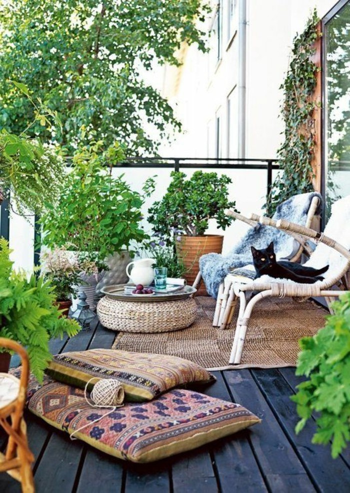 3kleine-räume-geschickt-einrichten-balkon-holzboden-teppich-bunte-kissen-flechtstühle-pflanzen-katze
