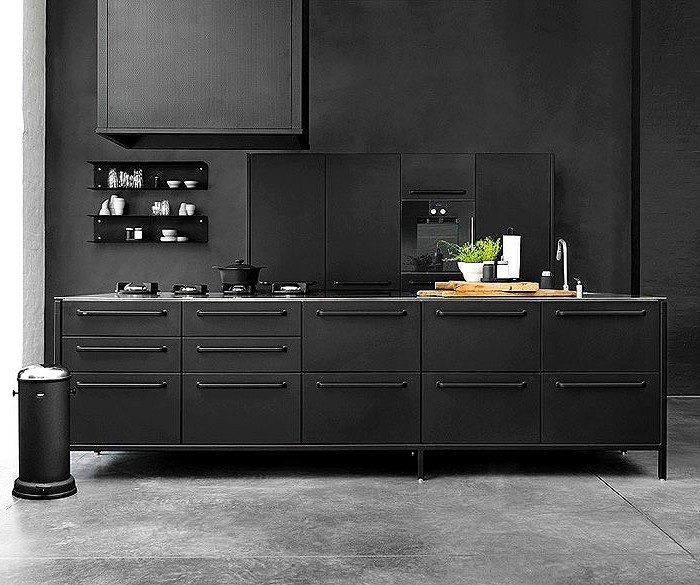 3küche-streichen-wände-streichen-schwarz-küchenschränke-schwarz-boden-grau-schwarzer-kühlschrank