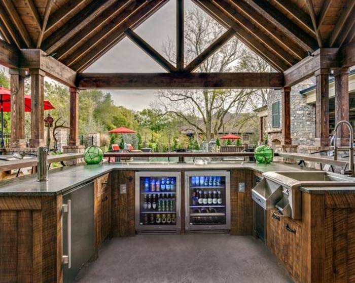 Outdoor Küche mit zweir Kühlschränken für Getränke