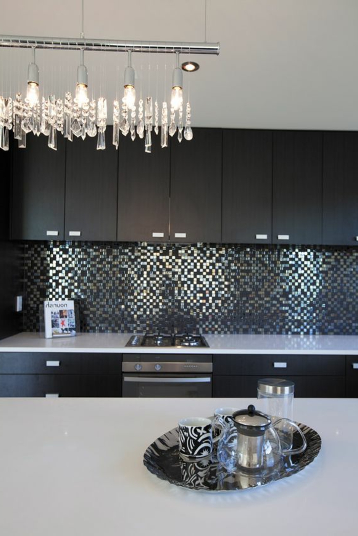 elegante küche in schwarz und weiß mit silbernen mosaikfliesen