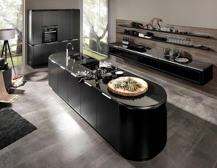 4küche-streichen-cremeweiß-rückwand-holz-kochinsel-schwarz-küchenschränke-schwarz-laminatboden-grau
