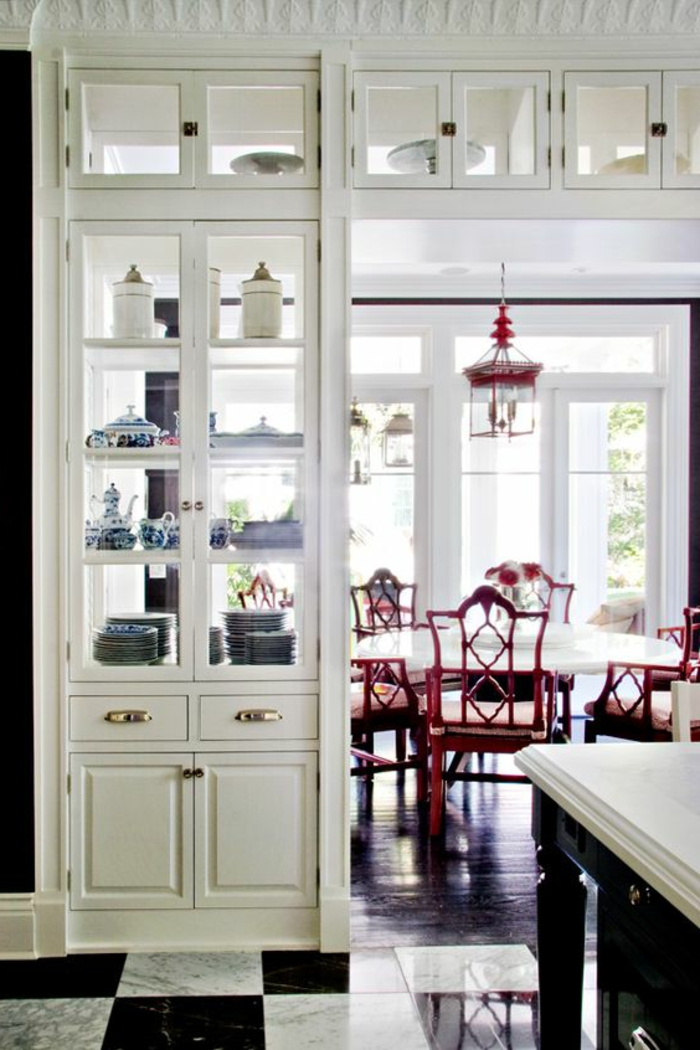6offene-küche-trennen-integrierte-vitrine-regal-eingebaut-teller-geschirr-rote-stühle-retro-runder-esstisch