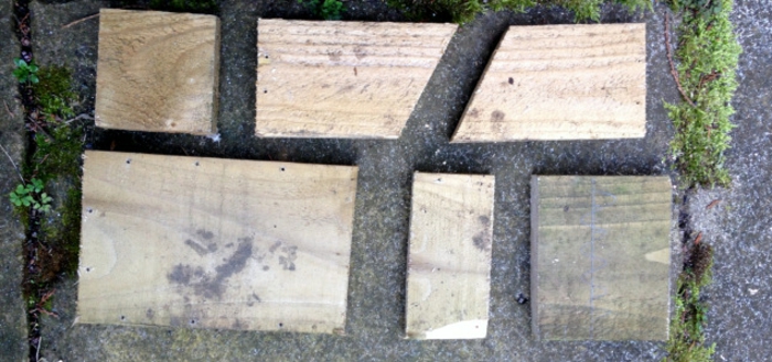 Nistkasten bauen: Holzbrette schneiden und zusammen anpassen