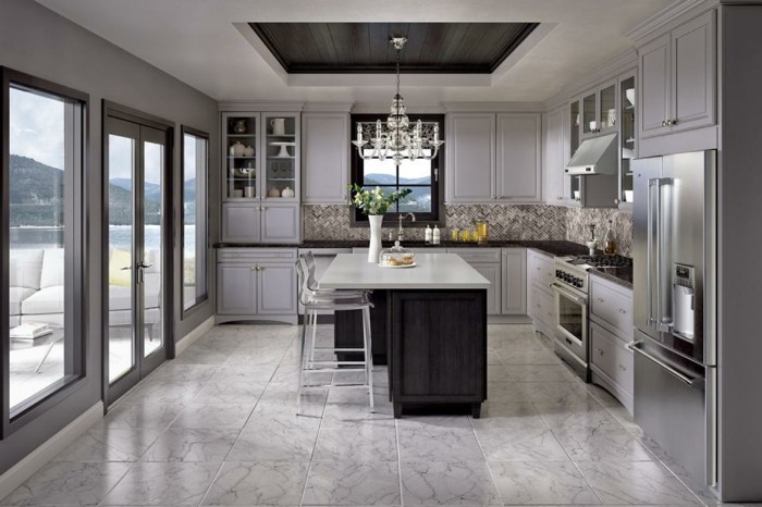 küchenschranktüren-grau-weiße-decke-marmorfliesen-küchenschranktüren-hellgrau-handgriff-kronleuchter-kristall