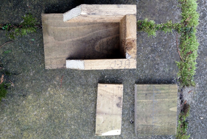Vogelhaus bauen: Holzbretten mit 2 cm Stärke