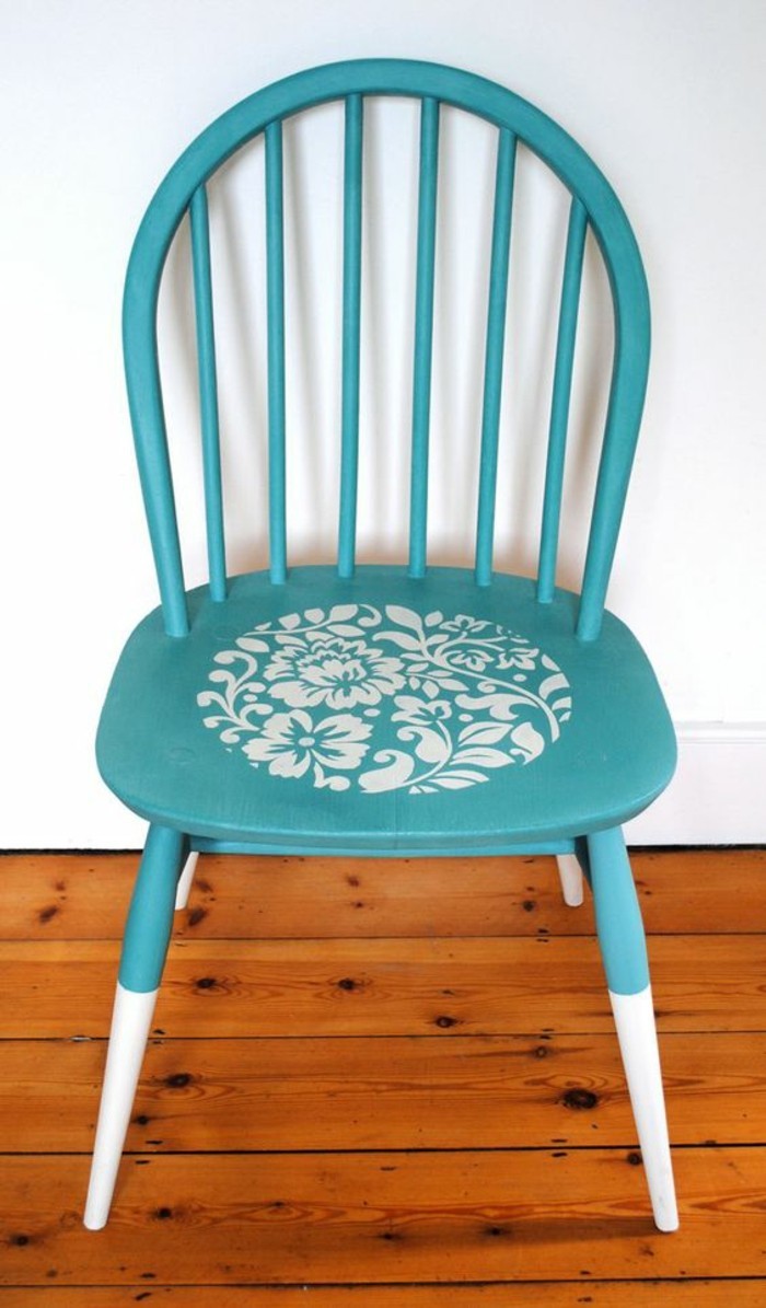 Alte-Möbel-aufpeppen-blauer-stuhl-mit-weißen-dekorationen-hölzerner-boden 