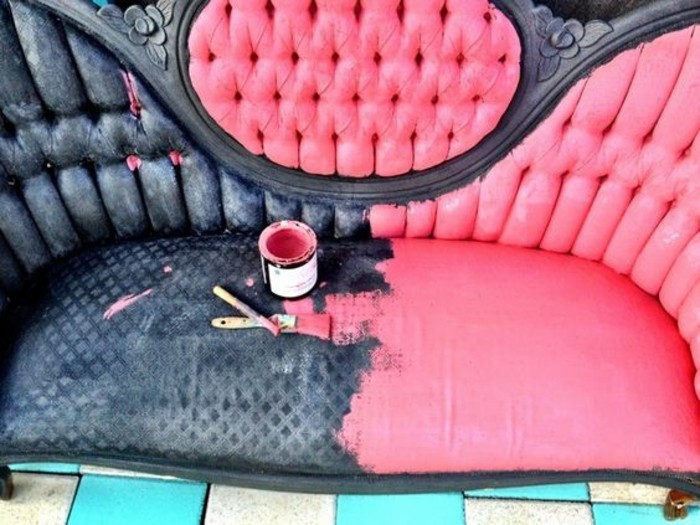 Alte-Möbel-aufpeppen-einen-schwarzen-sofa-in-rosa-farbe-bemalen-diy-idee 