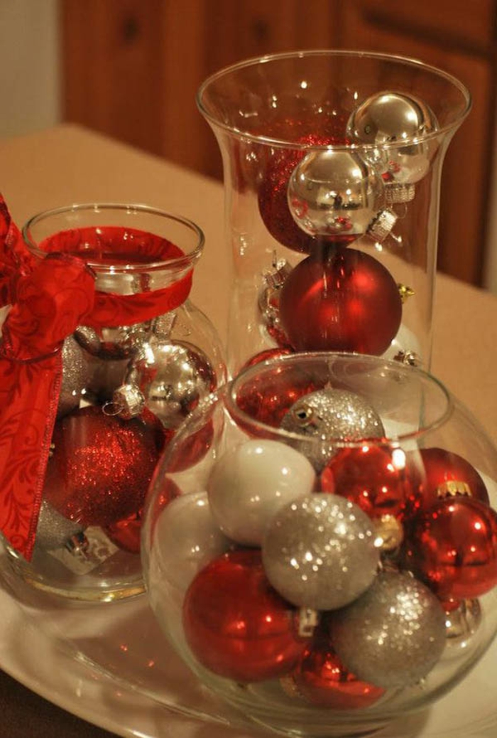 Gläser weihnachtlich dekorieren - bunte Kugeln in Rot, Weiß und Silber
