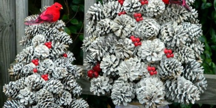 Tannenzapfen-deko-ein-tannenbaum-aus-silbernen-zapfen-rote-früchte-als-deko-rotes-vögelchen
