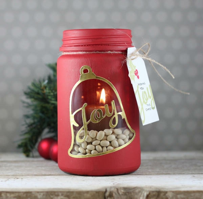 Gläser weihnachtlich dekorieren - Freunde geschrieben mit goldenen Buchstaben in Glocke