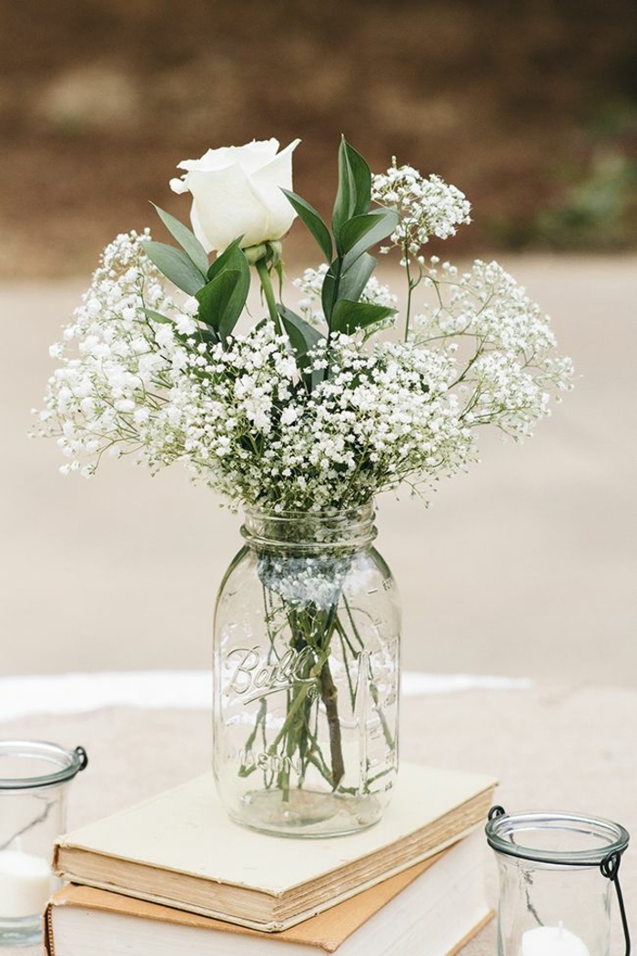 Weiße Blumen um die Gläser zu verzieren - Bücher, im Garten