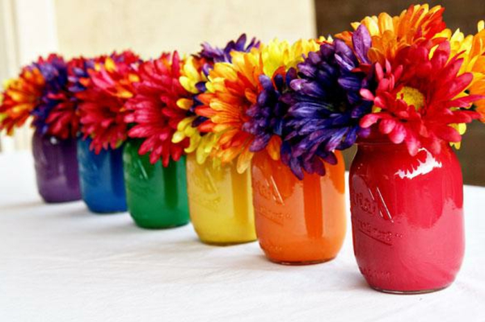 Frühlingsdeko mit Gläsern - viele Blumen in entsprechenden Farben