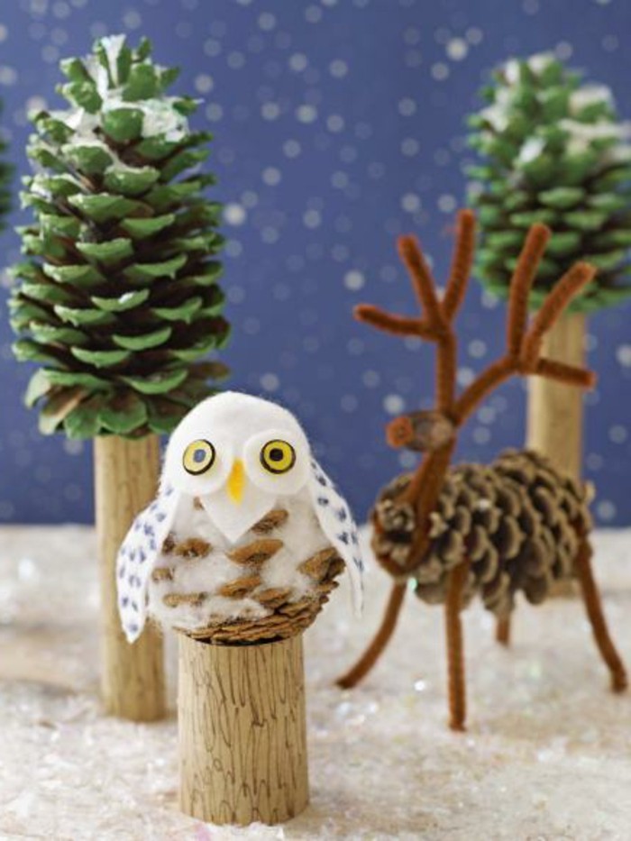 Weihnachtsdeko-mit-tannenzapfen-ein-wald-aus-figuren-eule-bäume-rentier