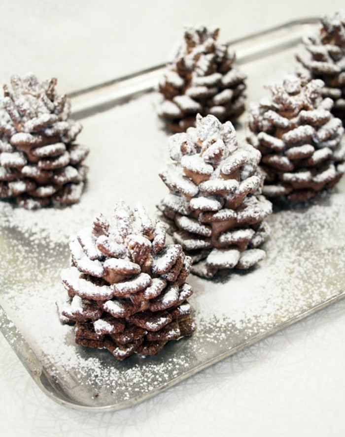 Weihnachtsdeko-mit-tannenzapfen-mit-künstlicher-schnee-auf-tafel
