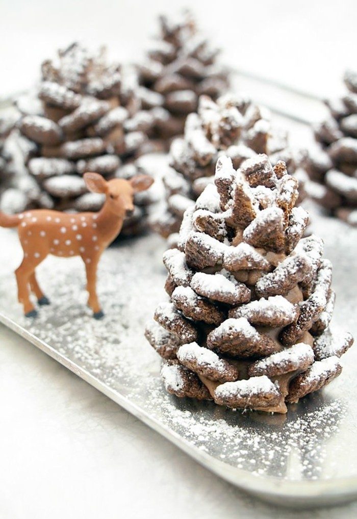 Weihnachtsdeko-mit-tannenzapfen-mit-künstlicher-schnee-und-bambi