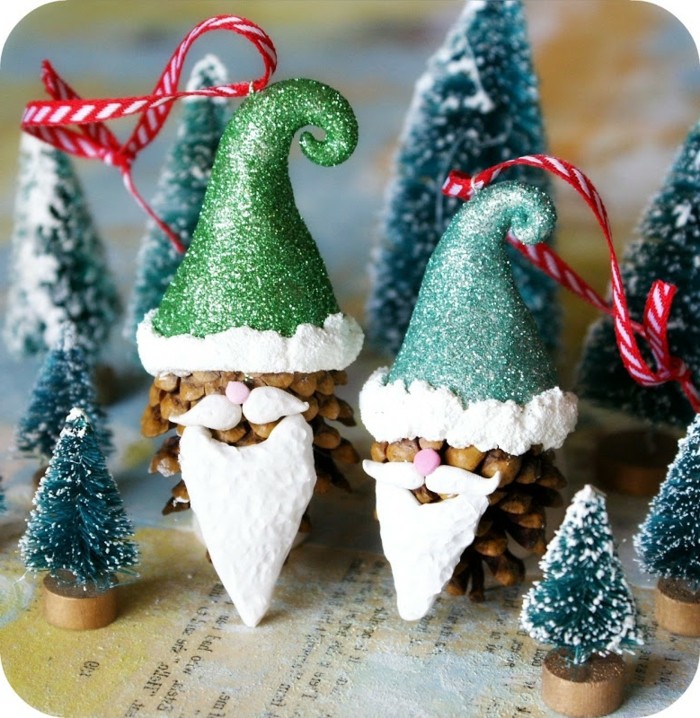 Weihnachtsdeko-mit-tannenzapfen-wie-die-elfen-von-weihnachtsman-mit-bart-und-käppchen