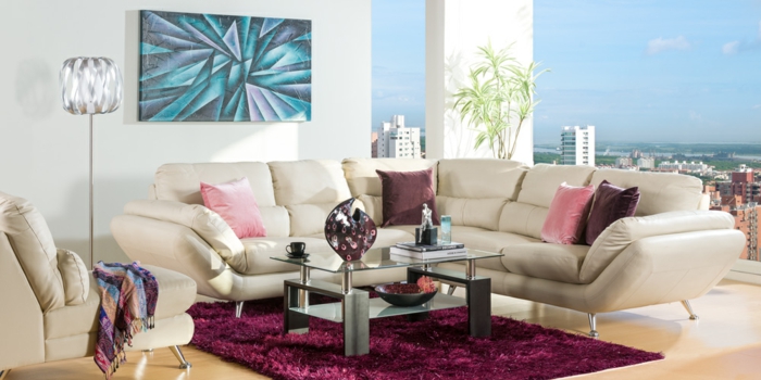 wohnung-Wohnzimmer-großer-Fenster-rosa-Kissen-Lampe-abstraktes-Bild-Teppich-Pflanze-Dekorationen