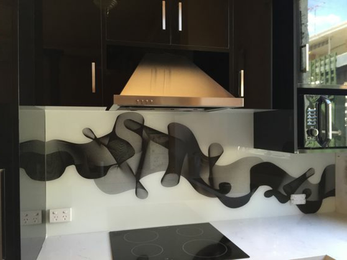 moderne schwarze küche mit abstrakter küchenrückwand 