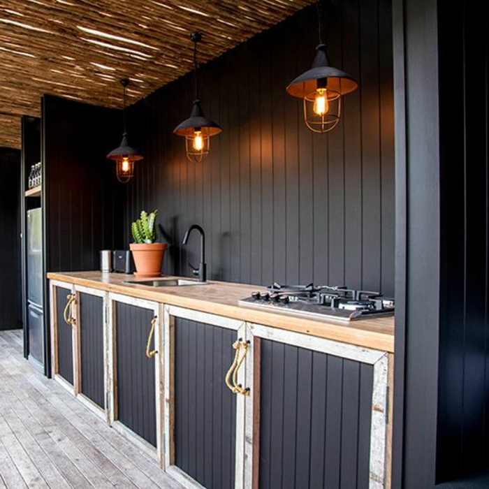 schwarz gestaltete Open-Air-Küche im Industrialstil