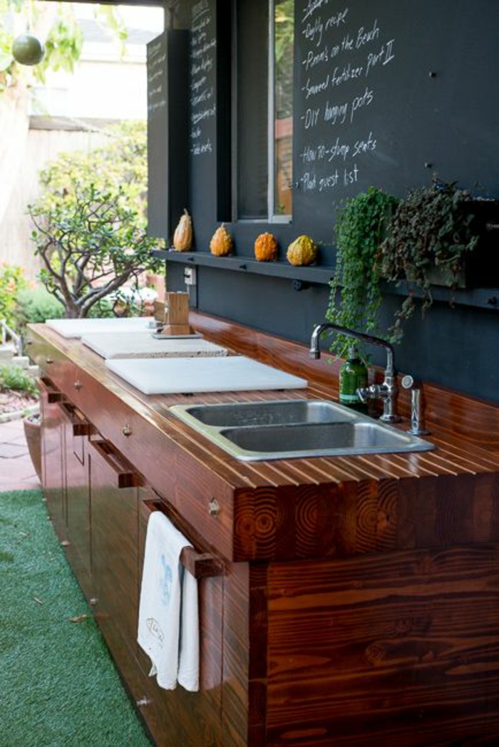 Außenküche mit einer schwarzen Tafel-Küchenrückwand