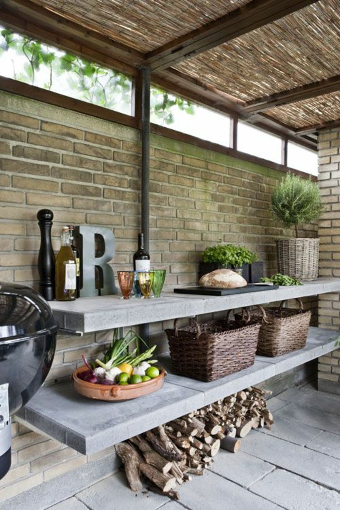 Sommerküche mit Ziegelwand, Holzdach und Marmorregalen