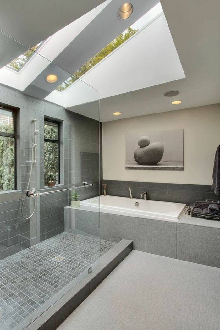 badezimmer in grau mit duschkabinne aus glas