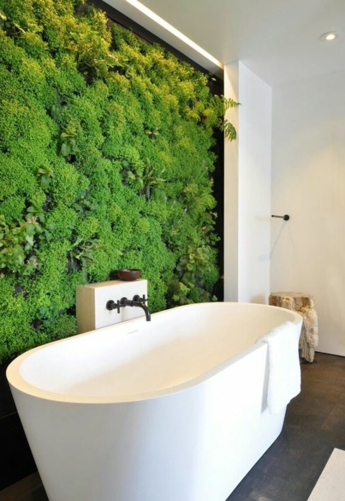 badezimmer gestalten mit einer freistehende badewanne und vielen grünen pflanzen