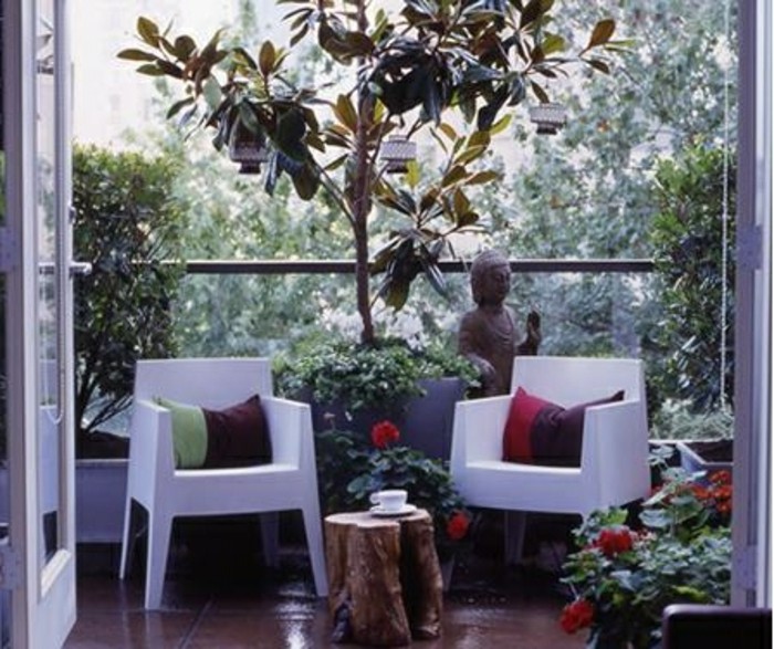 balkon-deko-asiatischer-stil-buddah-statue-weiße-plastikstühle-tisch-massivholz-braune-bodenfliesen