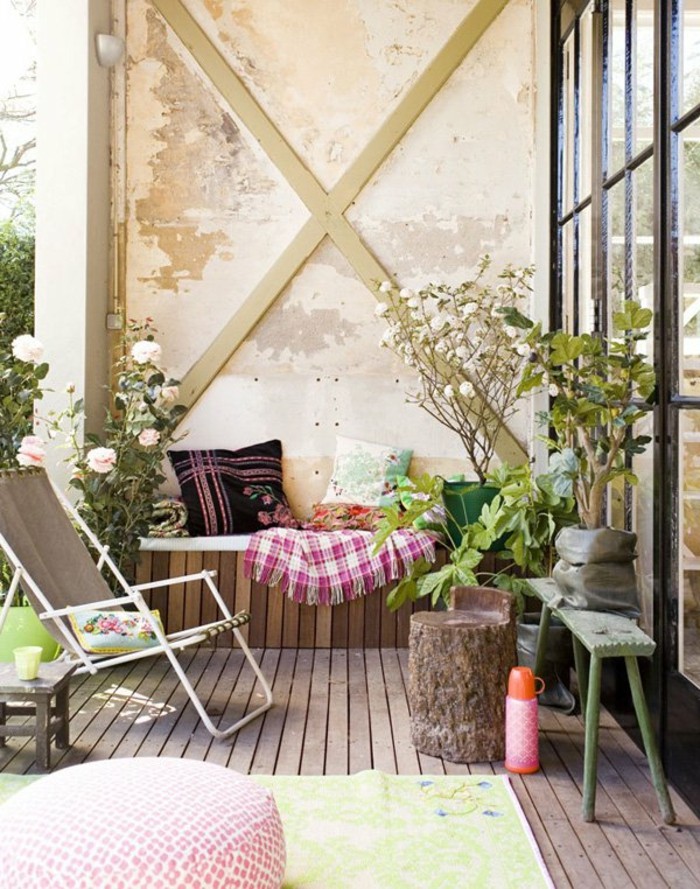 balkon-deko-industrial-wand-holzboden-gartenstuhl-strandstuhl-musterdecke-schwarze-musterkisse-teppich