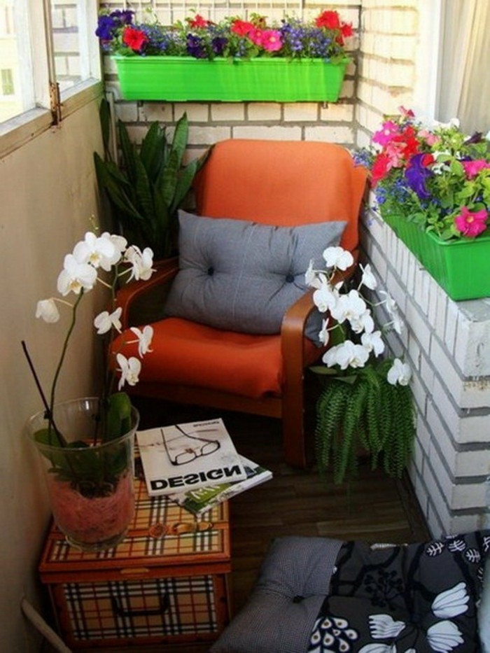 balkongestaltung-backsteinwand-oranger-stuhl-holz-holzboden-orchidee-pflanzen-kissen-grau