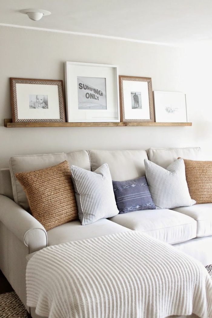 Leisten für Bilderrahmen aus Holz im Wohnzimmer bunte Kissen beige Wände