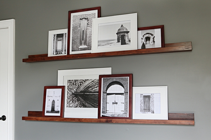 Fotoleiste aus Holz mit schwarz-weiße Fotos von den Wundern der Architektur