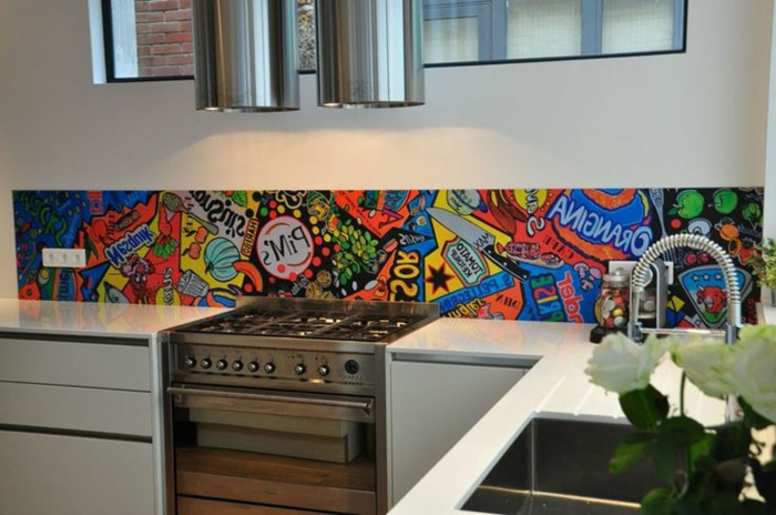 kreative wandgestaltung in der küche mit bunter küchenrückwand 