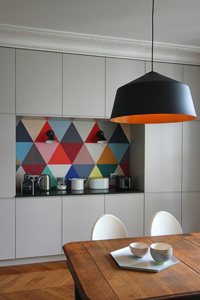 küche mit buntem küchenrückwand mit geometrischen figuren