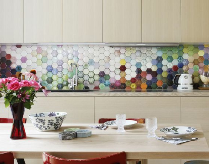 kpche in hellbraun mit bunten küchenrückwand mit mosaikfliesen